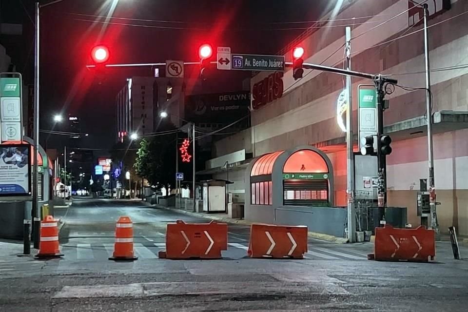 El cruce de la Avenida Juárez y Padre Mier fue cerrado para permitir el paso del desfile.