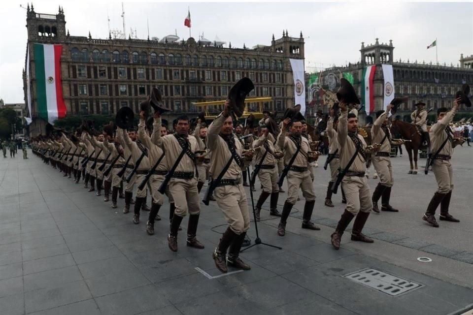 Los contingentes, que incluyen efectivos del Ejército, Guardia Nacional, Fuerza Aérea y Armada de México, comenzaron a marchar a las 10:00 horas.