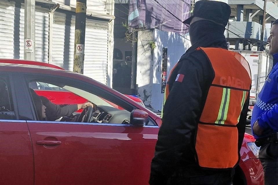 Algunos conductores trataron de convencer a los tránsitos que los dejaran pasar, sin éxito.