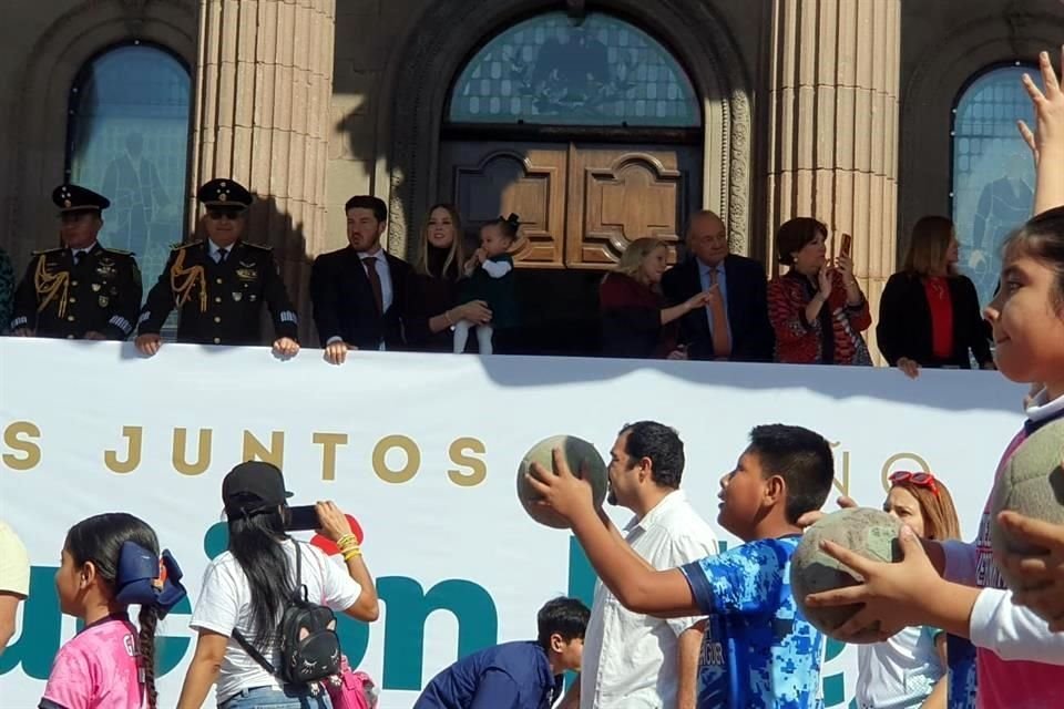 El Gobernador Samuel García estuvo acompañado de su familia, El Desfile por el 114 aniversario de la Revolución Mexicana toma las calles del Centro de Monterrey, durante día laboral.