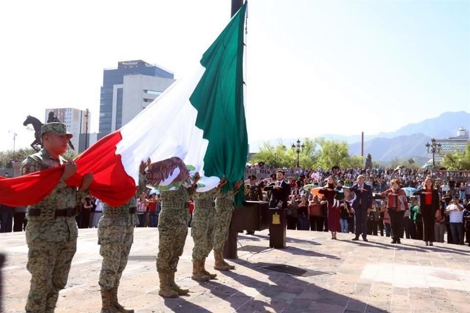 Se realizó el izamiento de la Bandera y se colocó una ofrenda en el monumento a Francisco I. Madero.