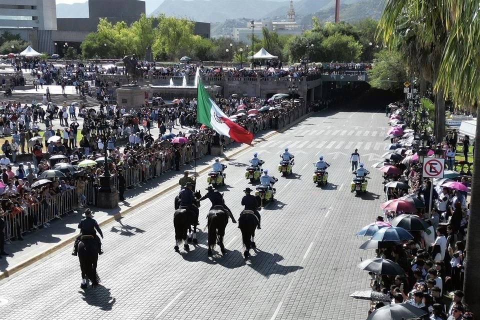 El Desfile tomó las calles del Centro, empezando por Zaragoza.