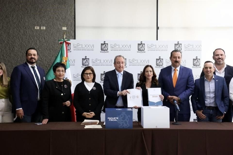 Carlos Garza, Tesorero del Estado, junto a Legisladores de diferentes bancadas.