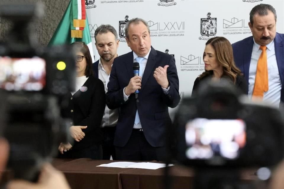 Carlos Garza, Tesorero del Estado, junto a Legisladores de diferentes bancadas.