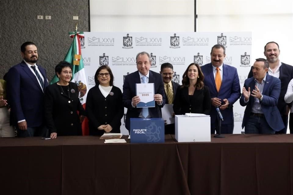 Carlos Garza, Tesorero del Estado, junto a Legisladores de diferentes bancadas.