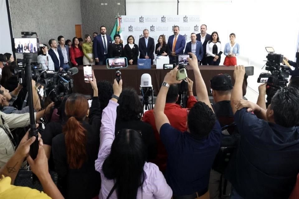 Carlos Garza, Tesorero del Estado, junto a Legisladores de diferentes bancadas.