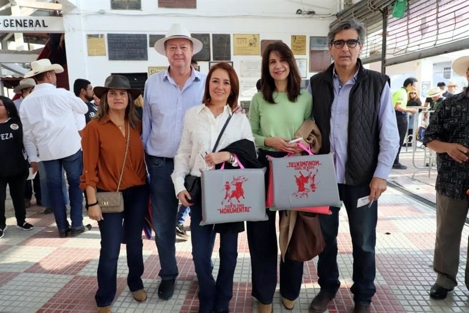 Claudia de la Garza de Canales, Luis David Ortiz, Maricarmen Martínez de Ortiz, Teresa Rubio y Guillermo Rodríguez