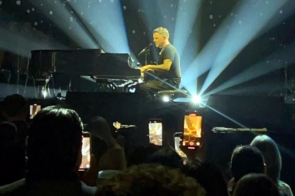 Durante su presentación, Alejandro incluyó en su setlist el tema 'Palmeras en el Jardín', que dijo, cantó por primera vez en un concierto.