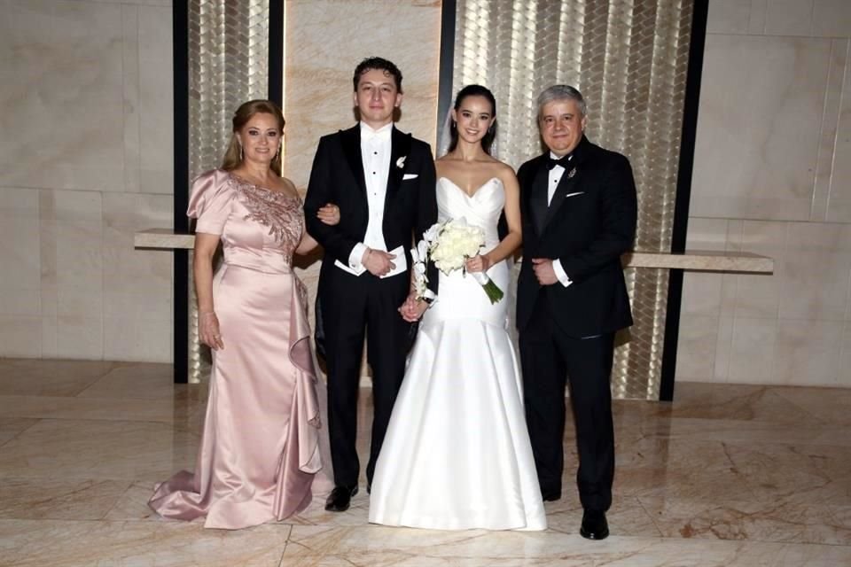 Laura Carrillo de Barbosa, Carlos Abdahla Guerrero Olivares, Kathia Barbosa Carrillo y Arturo Barbosa Garza