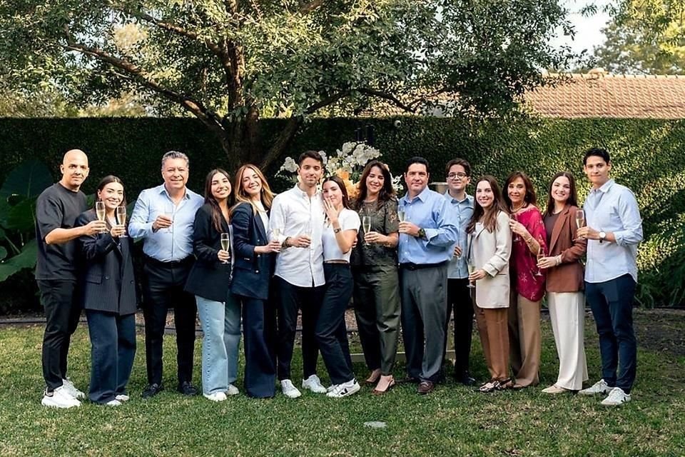 Fer Urdiales, Roby Martínez, José Martínez, Mariana Martínez, Irene Quiroga, LOS NOVIOS, Ivonne de Vega, Cano Vega, Gabriel Guerra, Ivonne Vega, Ivonne Martínez, Pau Vega Martínez y Jenaro Martínez