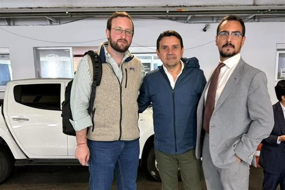 Walter Solís (en medio), junto con sus abogados Miguel Olmedo Robles y  Moisés Augusto Montiel Mogollón.