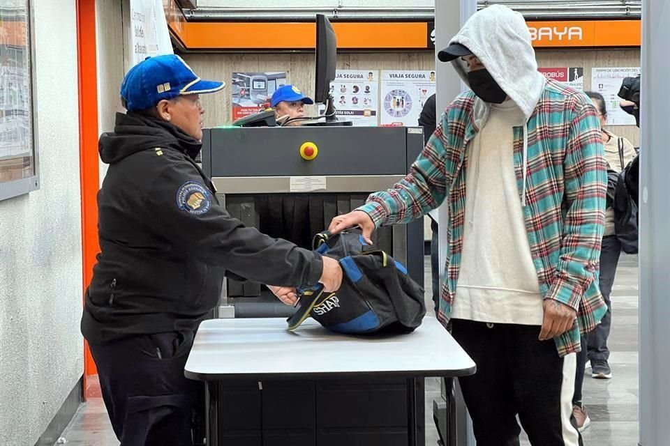 Mochilas y bultos eran sometidos a inspección a través del escáner de Rayos X. 