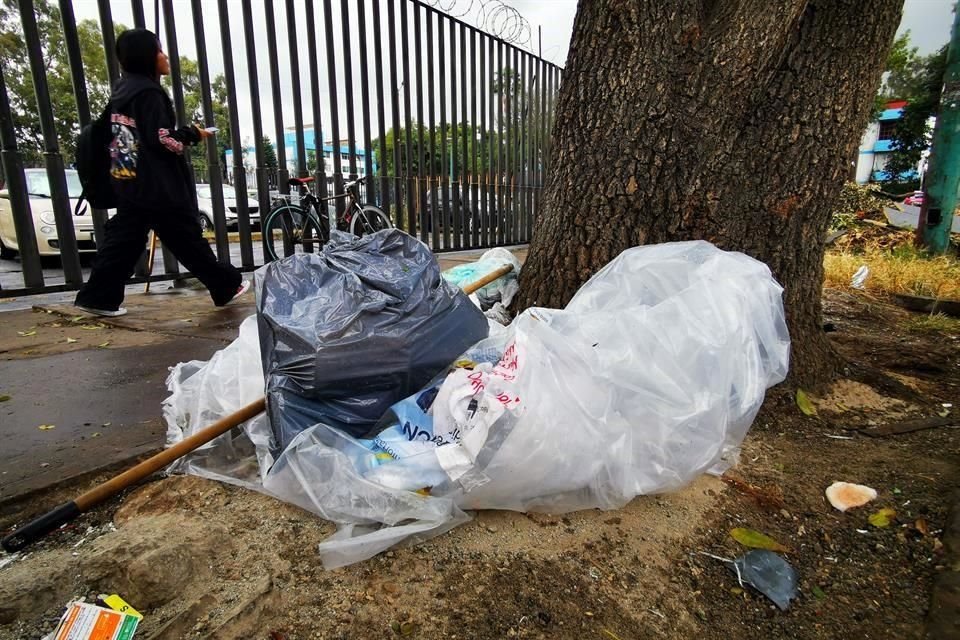 CLANDESTINOS. Comienzan con una bolsa y terminan convirtiéndose en basureros al aire libre en banquetas y jardineras.