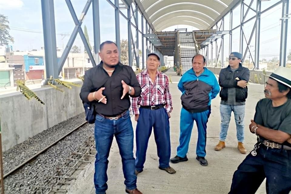 Los vecinos mantienen un bloqueo en las obras de dos estaciones que se ubicarán en el Municipio.