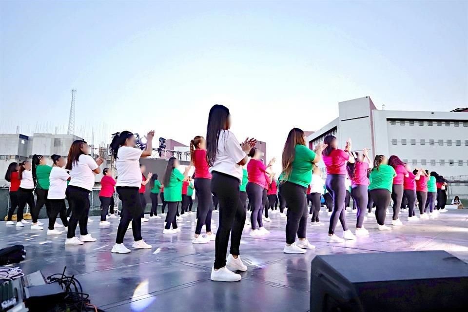 Durante seis semanas 568 internas participaron en talleres 'intensivos' para exponer sus talentos en baile y canto.