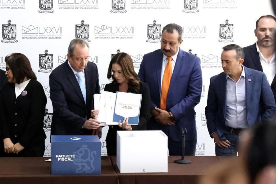 El Tesorero estatal, Carlos Garza, entrega documentos del Paquete Fiscal 2025 a la priista Ivonne Álvarez, mientras observan el emecista José Luis Garza y el panista Carlos de la Fuente.