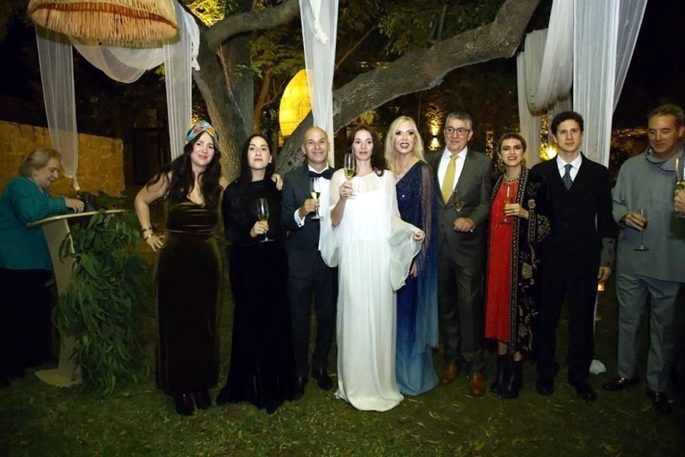 Andrea García, Vanessa Santos, los novios, Mónica Orozco de Sanz, Luis J. Sanz, Gachi Rubio de Chacón, Javier Chacón y Mauricio Lobeira