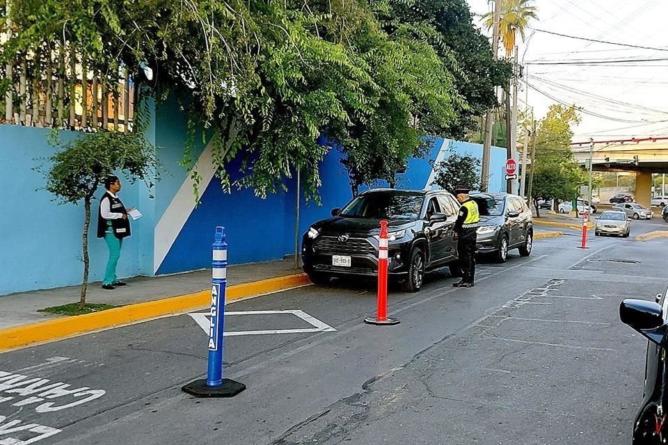 El programa piloto inició este lunes en los colegios del poniente.