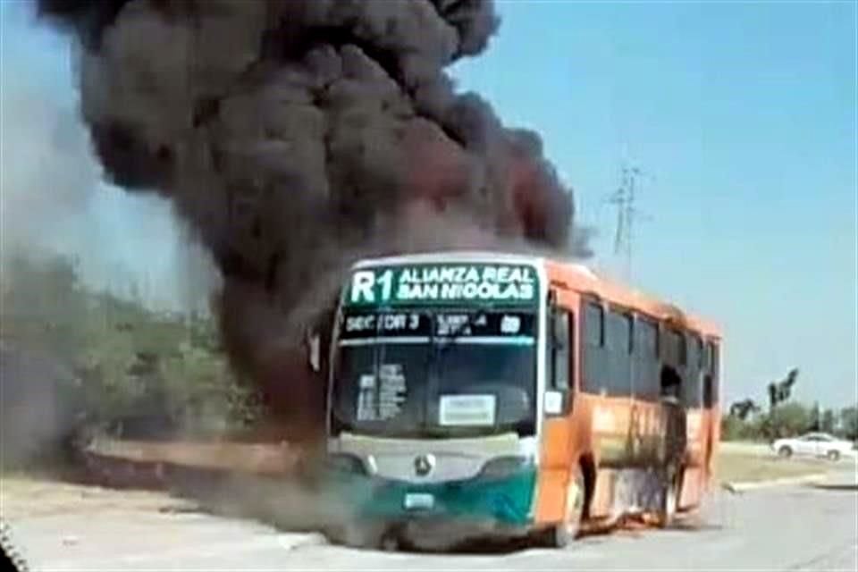 Un camión de la Ruta 1 se incendia en la Colonia Vistas del Carmen por un aparente cortocircuito en el motor; se descartan lesionados.