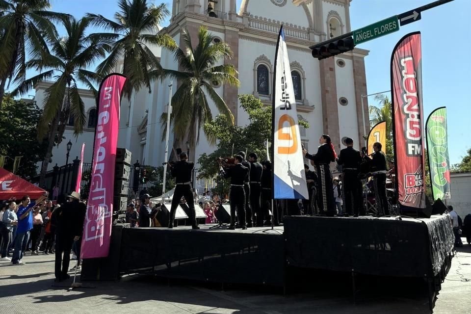 Se realizó una misa contra la violencia en la entidad y por la paz y oportunidades para los sinaloenses; grupos de banda y mariachis ambientan el evento donde también se venden otros antojitos.