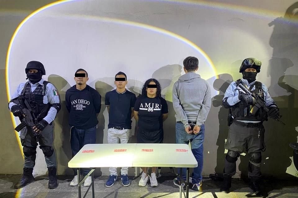 Cuatro personas, incluidos dos jóvenes de 18 años y un adolescente de 15, son detenidos tras hallarles droga cristal, en Monterrey.