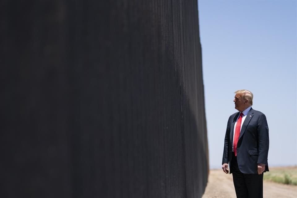 El entonces Presidente de Estados Unidos, Donald Trump, junto al muro fronterizo en Arizona, el 23 de junio del 2020.