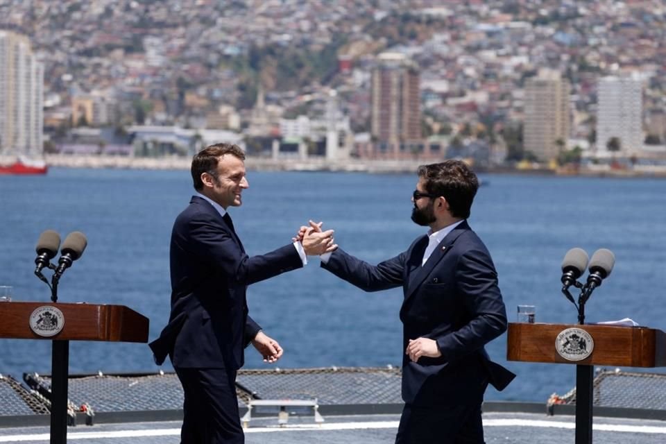 El Presidente Emmanuel Macron y su homólogo chileno Gabriel Boric durante una conferencia de prensa en Chile el 21 de noviembre del 2024.