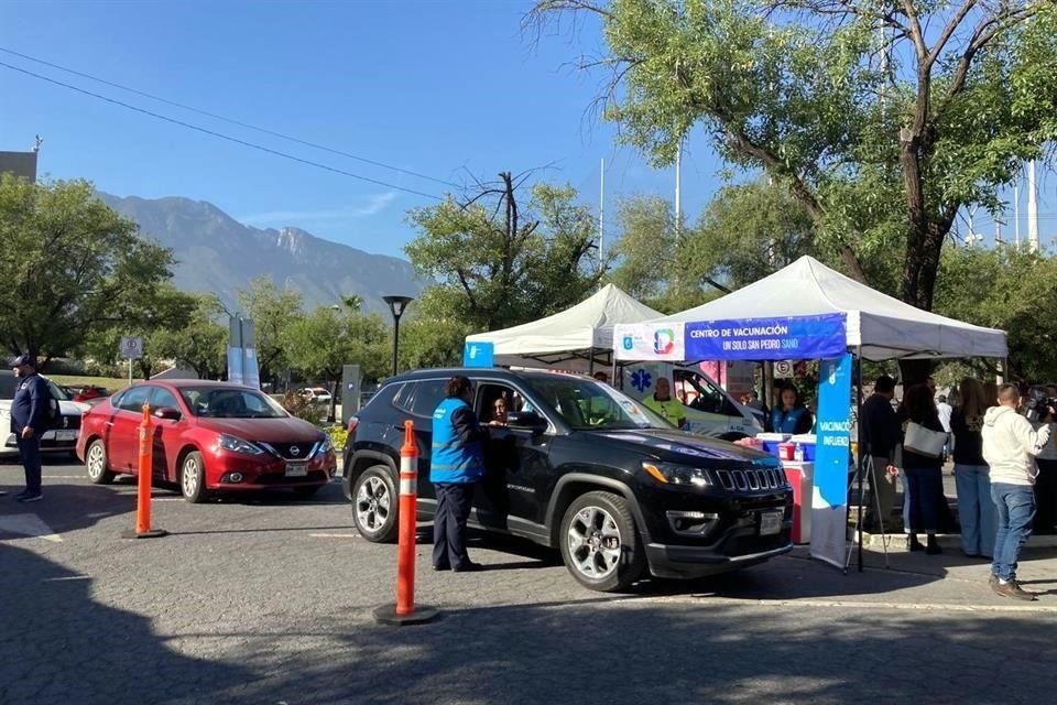 El módulo de vacunación contra influenza fue colocado en el estacionamiento del Auditorio San Pedro.