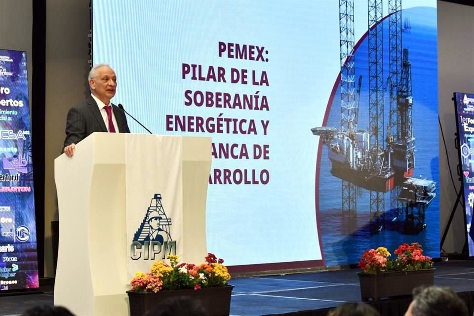 El director general de Pemex, Víctor Rodríguez, anunció el viernes que la petrolera estatal se asociará con empresas del sector privado y mencionó contratos de exploración y producción.