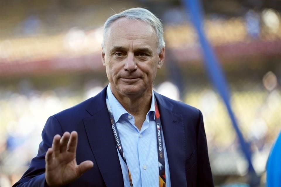 Rob Manfred confía en cumplir los contratos internacionales.