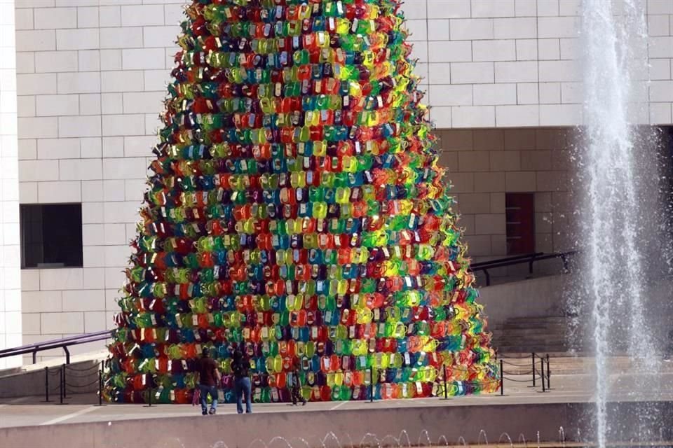 Pino de Navidad al exterior del Museo de Historia Mexicana.