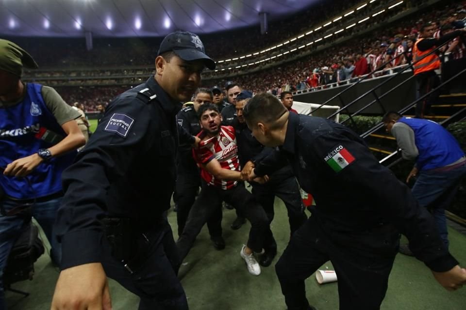 Chivas se encuentra bajo investigación por los hechos ocurridos ayer en el Estadio AKRON, durante y después del partido contra Atlas.