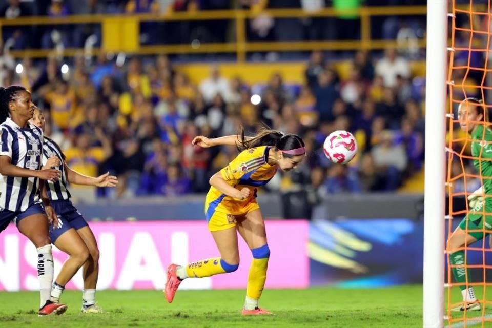 Greta contrarremató de cabeza para el gol del triunfo.