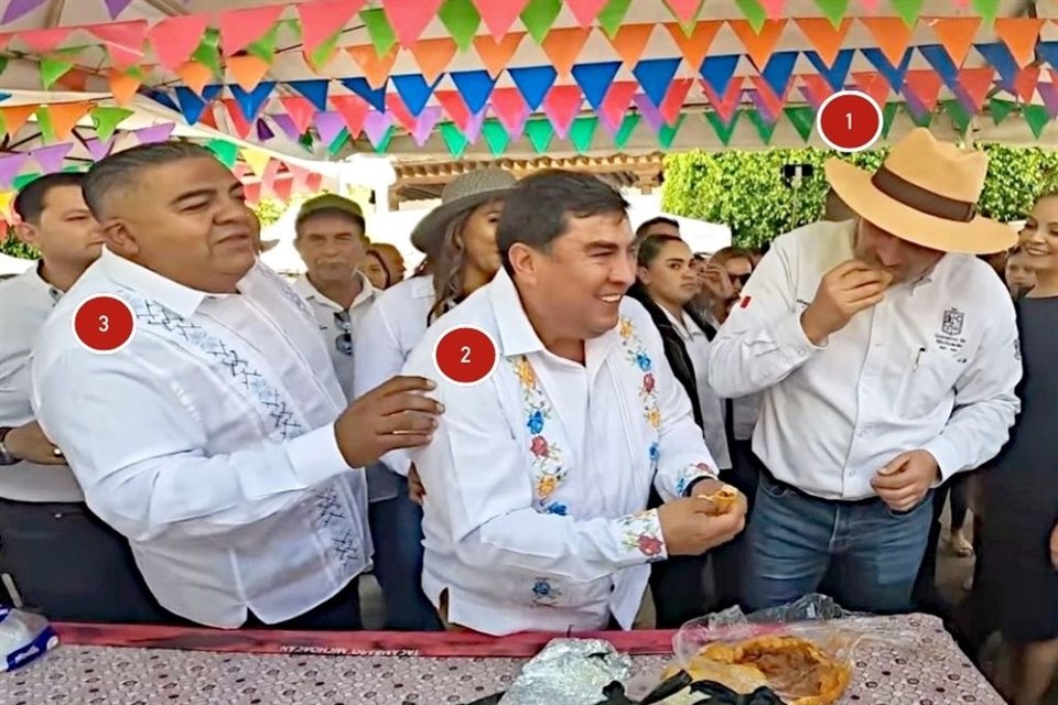 De mciz. El Gobernador de Michoacán, Alfredo Ramírez Bedolla (1), junto al Alcalde y el Tesorero de Tacámbaro, Salvador Bastida (2) y Raudel Campos (3), en la Feria de las Carnitas efectuada en ese municipio el 17 de noviembre.