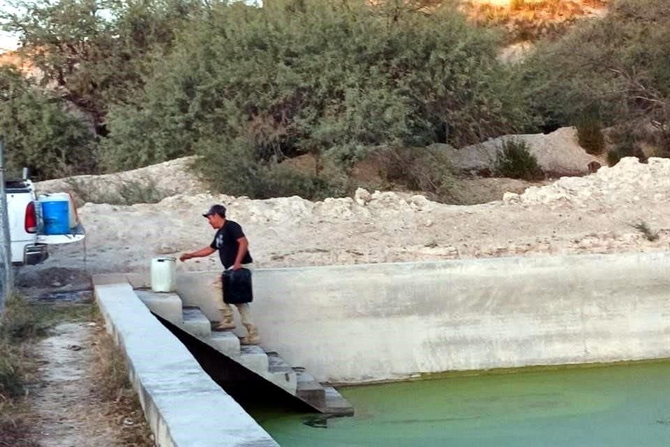 Los habitantes de Mier y Noriega tienen que acarrear agua desde una aljibe.