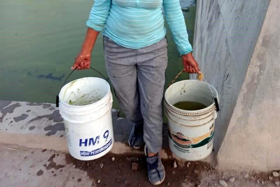 Los habitantes de Mier y Noriega tienen que acarrear agua desde una aljibe.