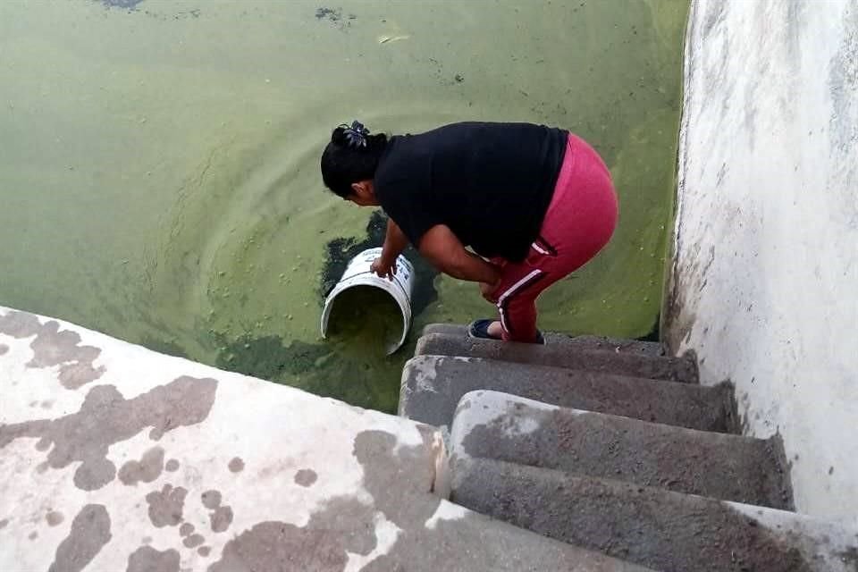Los habitantes de Mier y Noriega tienen que acarrear agua desde una aljibe.