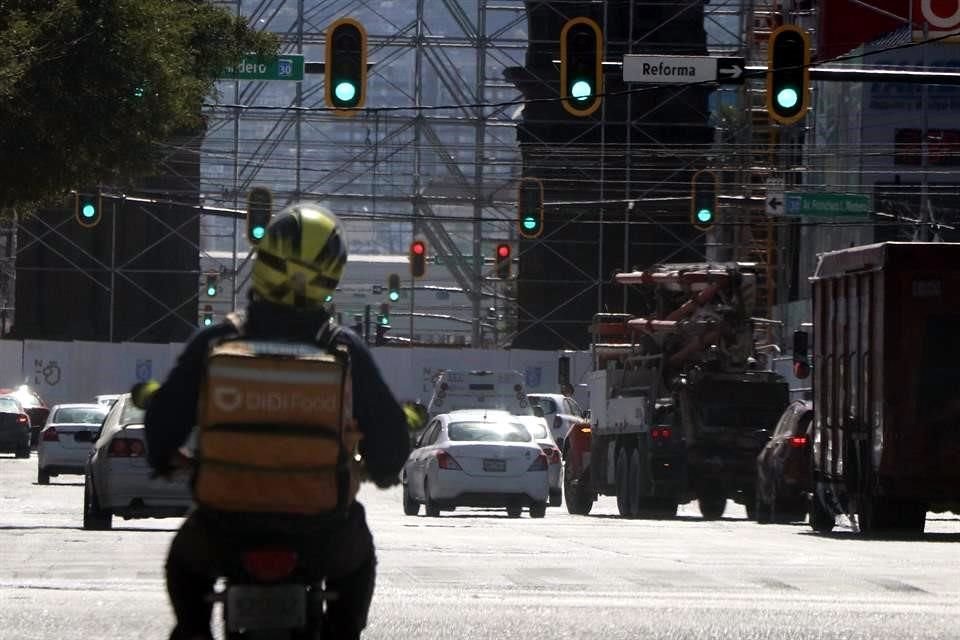 Mientras que la mayoría de los semáforos marcan verde en la Avenida Pino Suárez, uno de ellos está en rojo. 