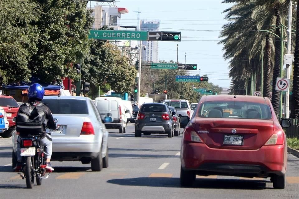 En avenidas principales del Primer Cuadro las luces de los semáforos se alternaban entre verdes y rojas, lo que interrumpe el flujo de los vehículos.