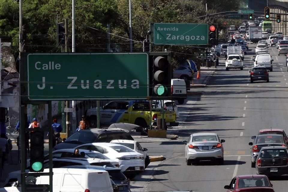 En avenidas principales del Primer Cuadro las luces de los semáforos se alternaban entre verdes y rojas, lo que interrumpe el flujo de los vehículos.