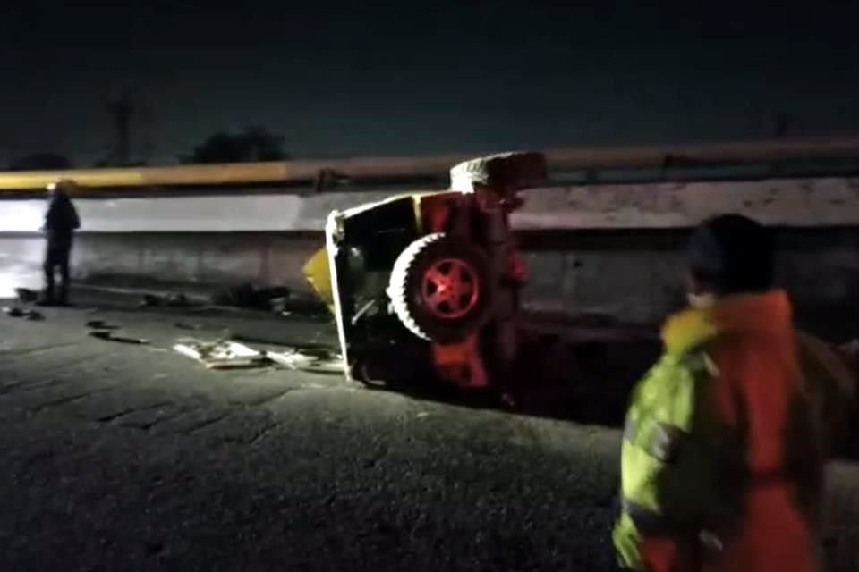 Un conductor estrella su vehículo contra un barandal de protección, vuelca y huye del lugar abandonando la camioneta, en Escobedo.