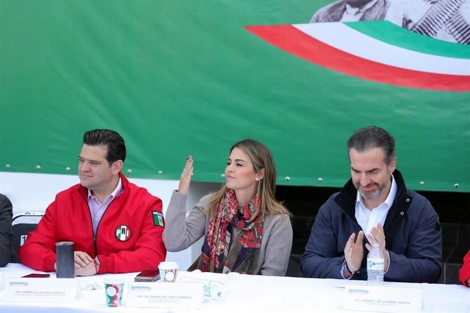 Lorena de la Garza, presidenta del Congreso local, se sentó entre el ex candidato a la Alcaldía regia, Francisco Cienfuegos, y el actual Alcalde Adrián de la Garza.