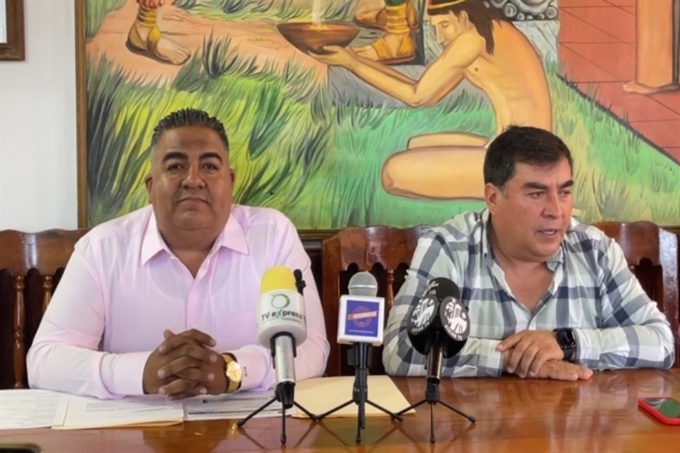 Raudel Campos Murillo (izq.), Tesorero Municipal de Tacámbaro, acompañado del Alcalde morenista de esa localidad michoacana, Salvador Bastida, en conferencia.