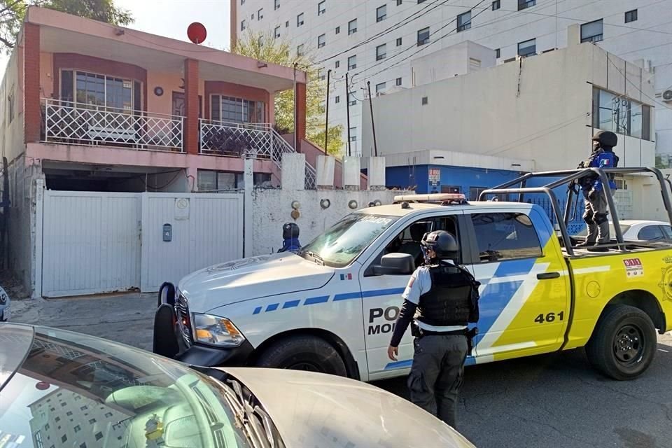 Elementos de la Policía regia custodian el domicilio del crimen, en la calle Naranjo, en Barrio Antiguo.