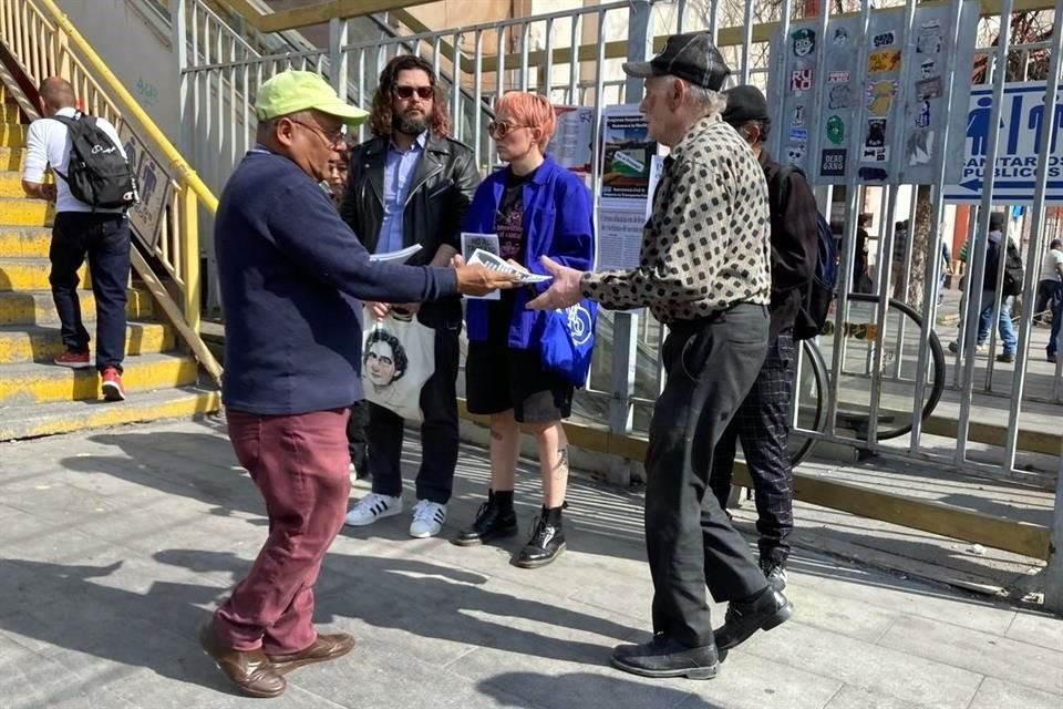 Los representantes de organizaciones entregaron volantes en la Avenida Juárez.