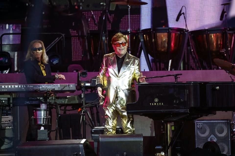 Elton John lanzó el tema  Step Into Christmas en 1973.