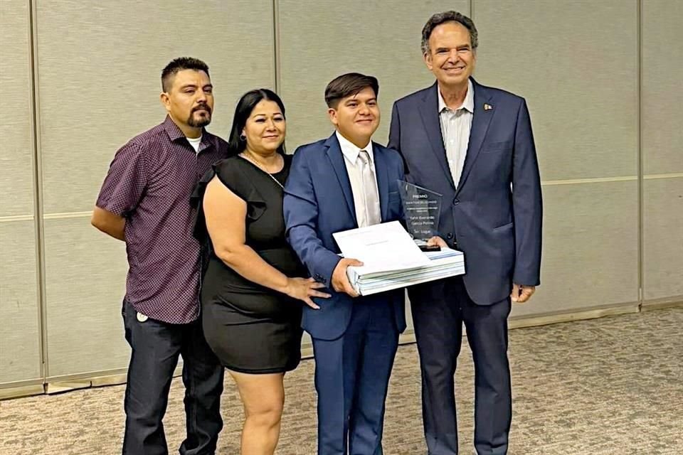 Yahir con su padres Emmanuel García y Angélica Polina, y con Juan Guadalupe Marcos Giacomán (der.), uno de sus benefactores para su beca en la UDEM.