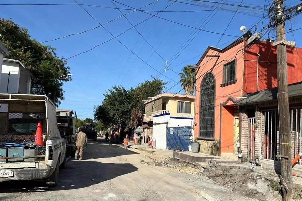 En la Colonia Adolfo Prieto, en Guadalupe, desde hace tres semanas AyD tiene una zanja abierta que afecta la banqueta y las entradas a las casas.