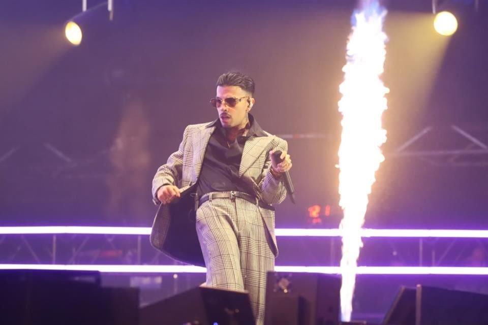 Rauw Alejandro cerró el primer día del Flow Fest con reguetón y salsa, emocionando a 93 mil fans y destacando sus raíces puertorriqueñas.