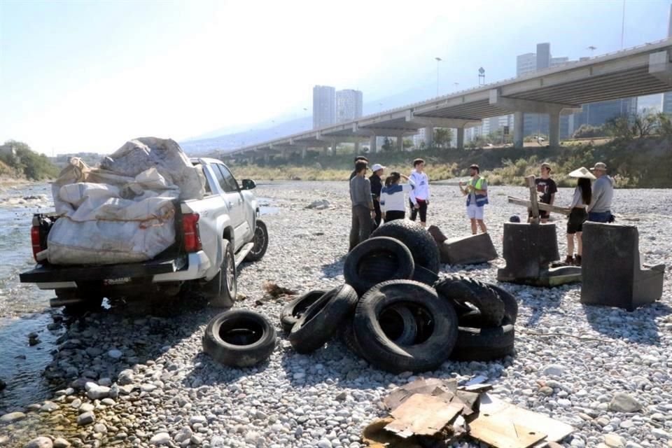 Llantas, basura y hasta muebles fueron retirados ayer del río, frente a la Colonia Montenegro.